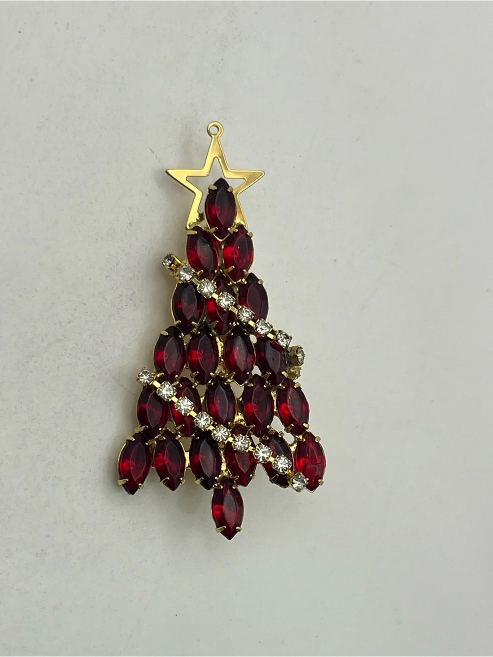 Christmas tree holiday red marquis shaped rhinestone gold tone brooch pin star